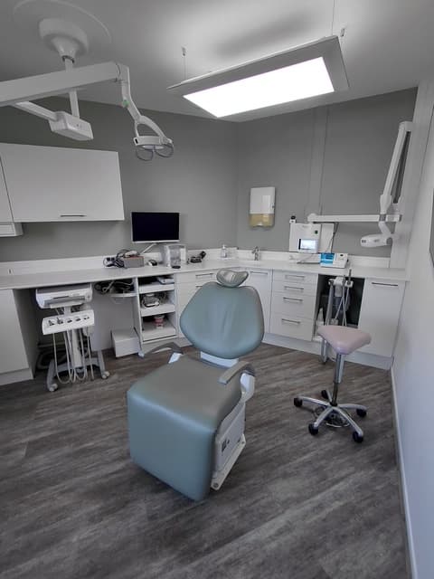 Cabinet dentaire – fauteuil bleu ciel