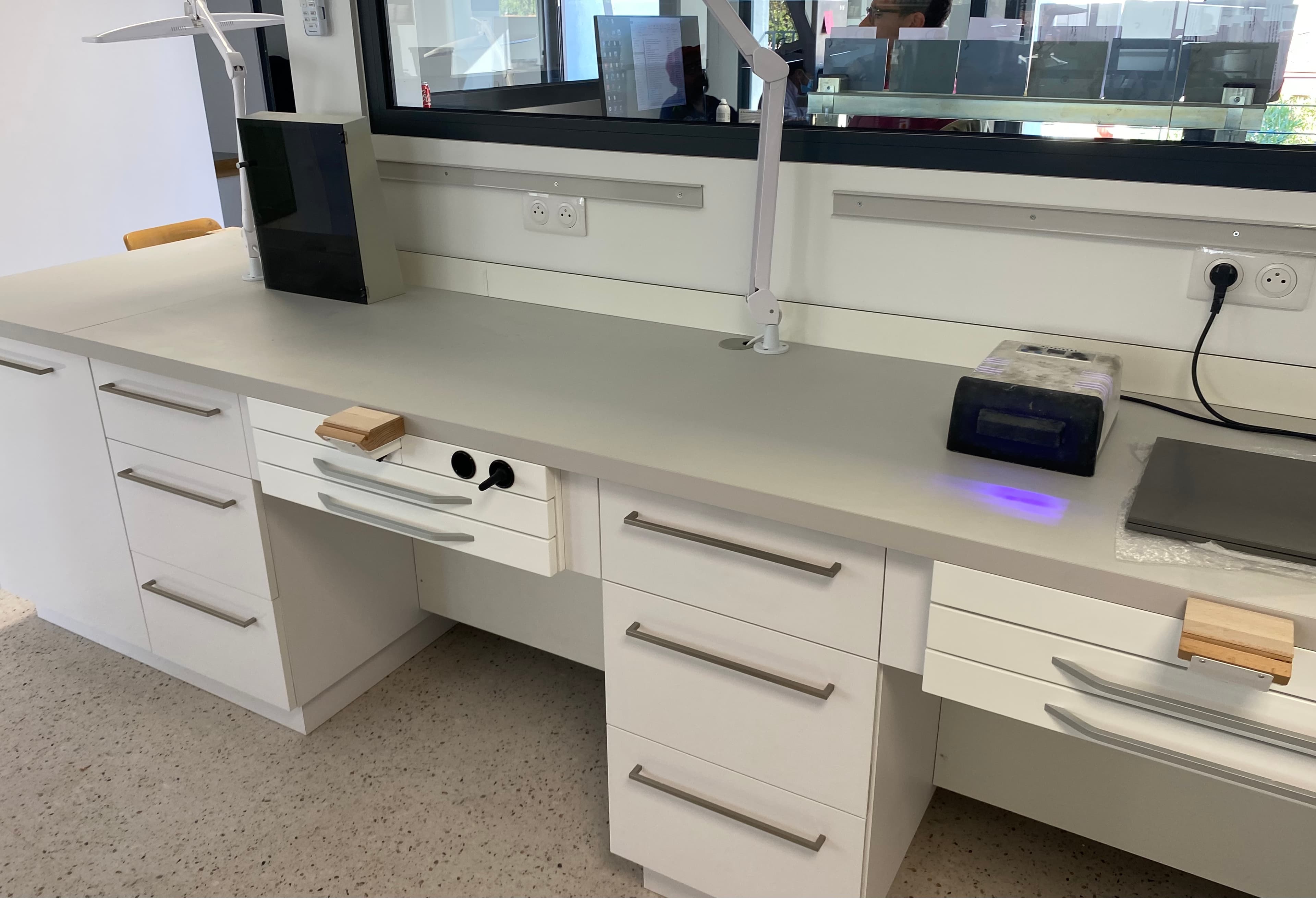 Plan de travail dentaire moderne