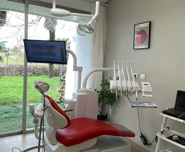 Cabinet gris avec lustre circulaire