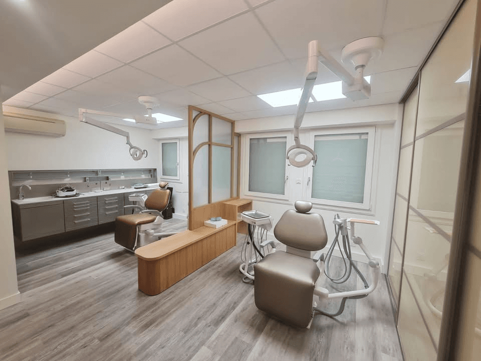 Cabinet dentaire – double salle avec cloison bois