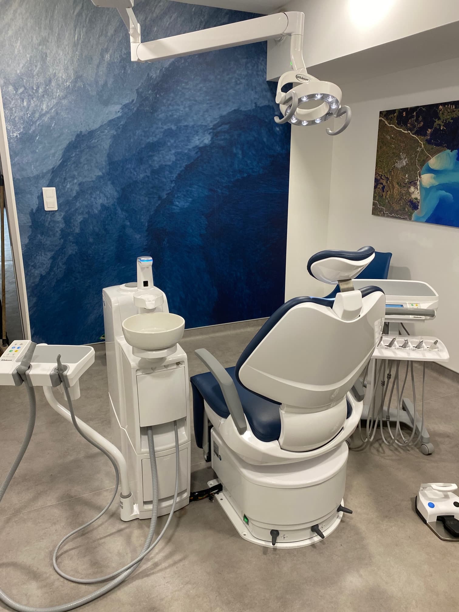 Fauteuil bleu avec fresque murale