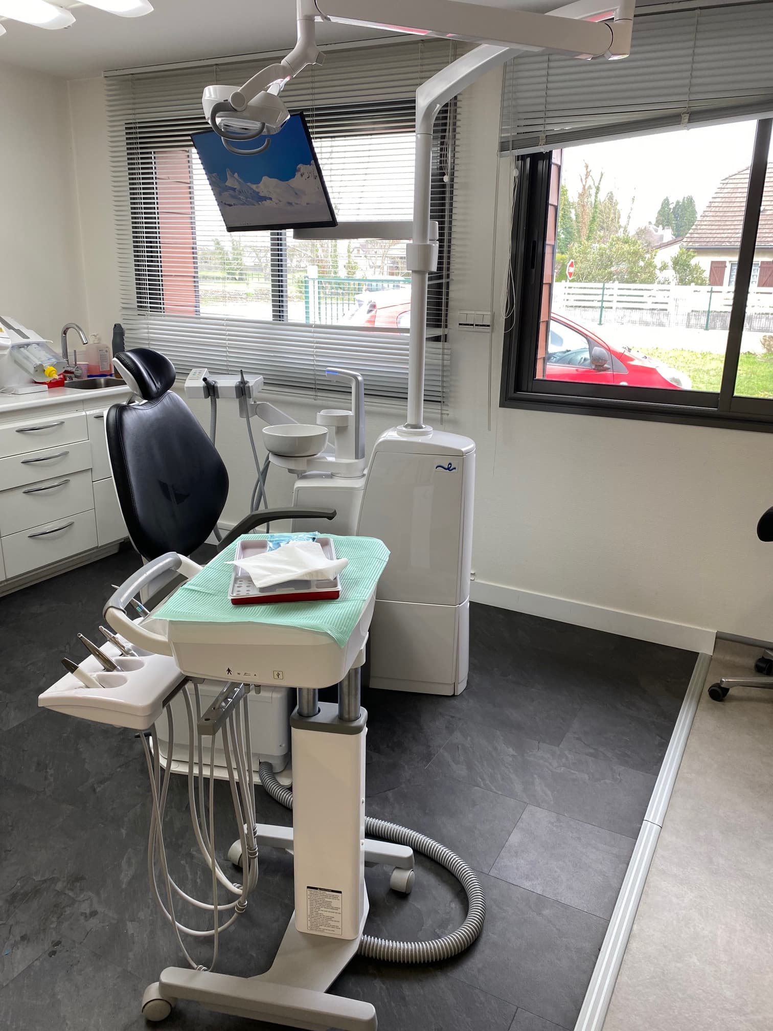 Cabinet blanc avec fauteuil noir